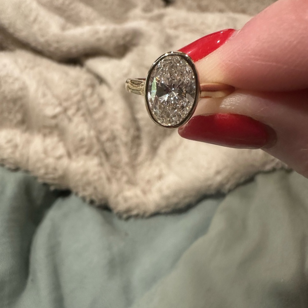 Elegant Gold Oval Ring
